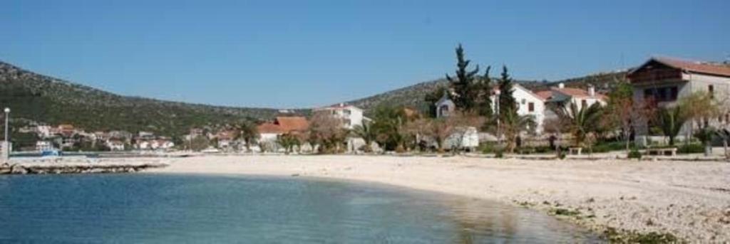 ein Strand mit einigen Häusern und etwas Wasser in der Unterkunft Studio für 22 Personen in Poljica bei Trogir, Dalmatien Kaštela und UmUmgebung in Trogir