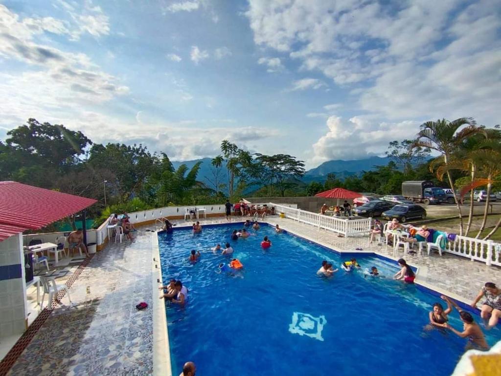 um grupo de pessoas numa piscina num resort em Club Ecoturístico Las Cascadas de Pauna Boyacá em Pauna