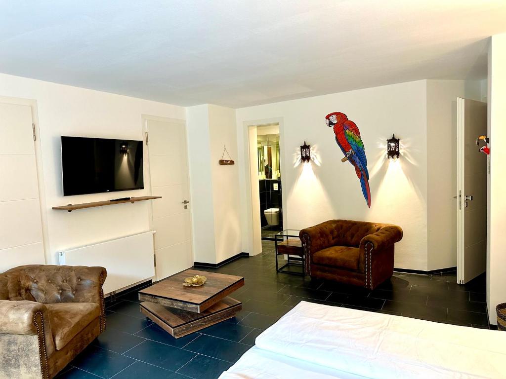 ein Wohnzimmer mit einem Papagei an der Wand in der Unterkunft Seaside-Townhouse in Timmendorfer Strand