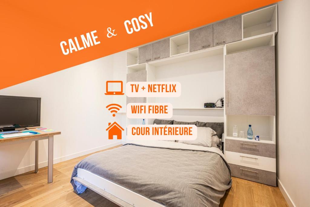 sypialnia z łóżkiem z pomarańczową ścianą w obiekcie Studio cosy Hounau - Garage privatif w mieście Pau