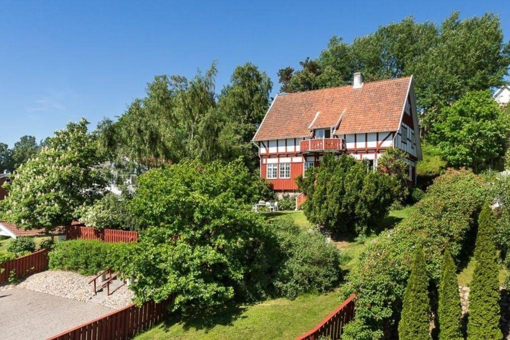 uma vista aérea de uma casa com árvores e arbustos em Ferienhaus für 9 Personen und 1 Kind in Ängelhol, Südschweden Küste von Schonen em Ängelholm