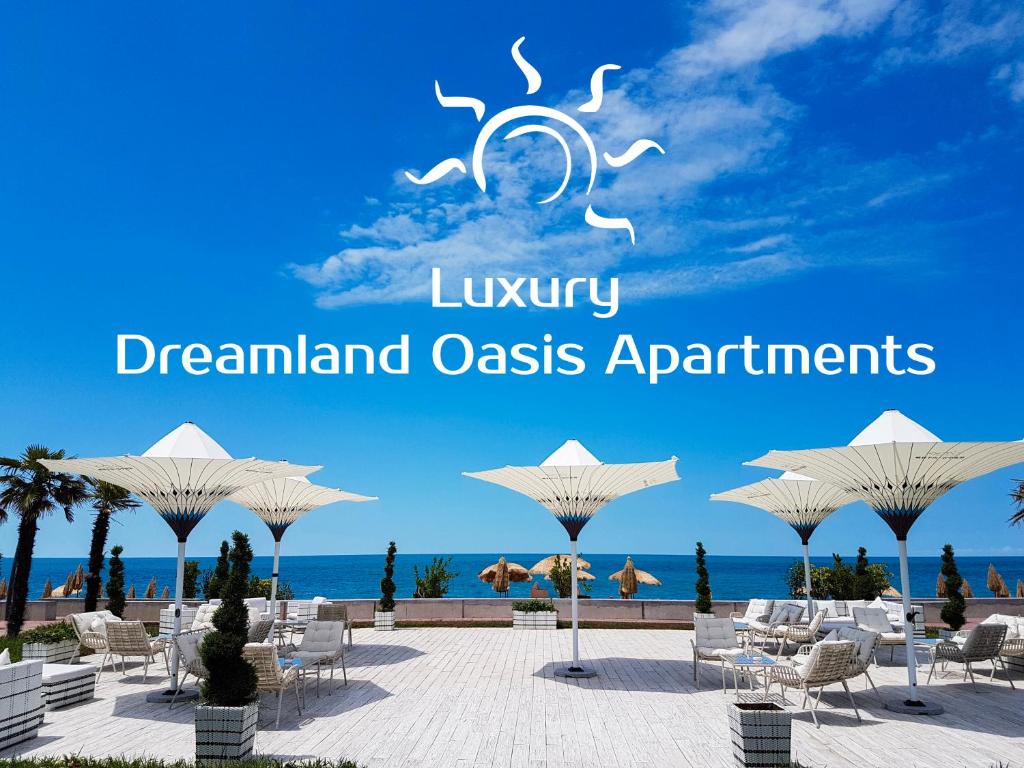 um sinal para a praia nos luxuosos apartamentos oásis Dreamland em Luxury Dreamland Oasis Apartments em Chakvi