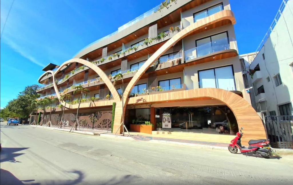 トゥルムにあるLuxury Condo in the Heart of Tulum!!の建物の前に駐車されたバイク
