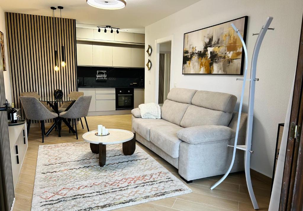 un salon avec un canapé et une table dans l'établissement Casa Refa en Cabo Roig, à Orihuela Costa