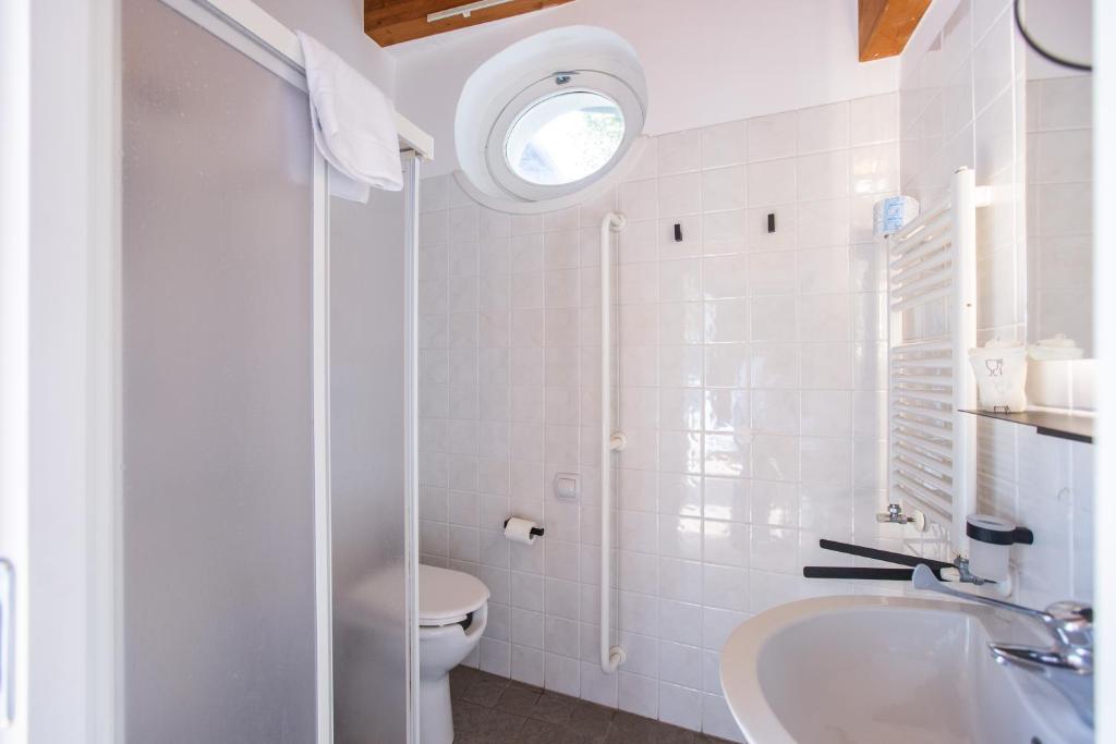 Uma casa de banho em Albergo Del Sole