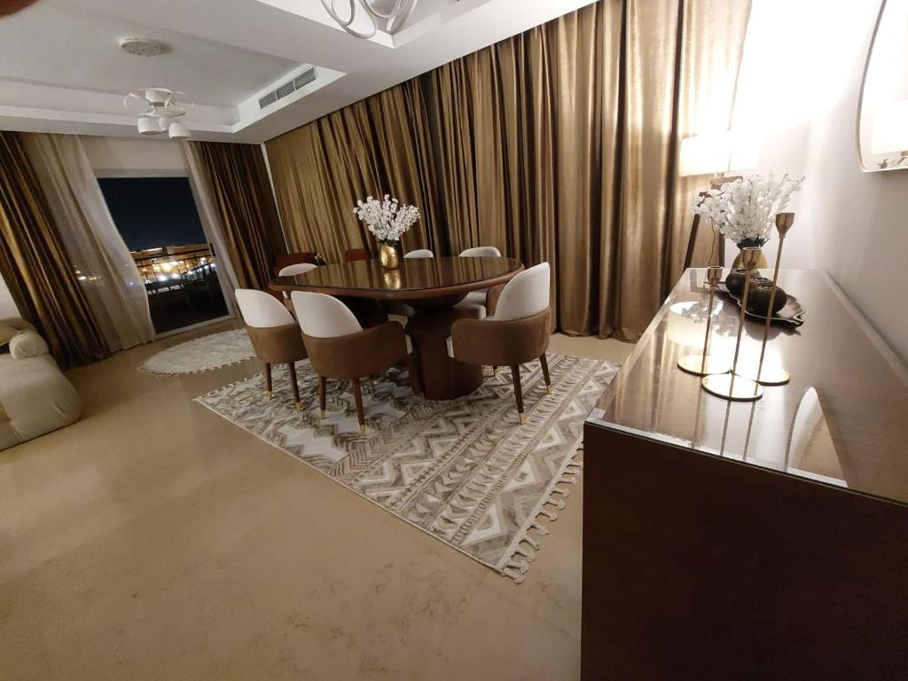 Posezení v ubytování Cairo Festival City ,New, Luxury, Modern 3BR + Maid Room