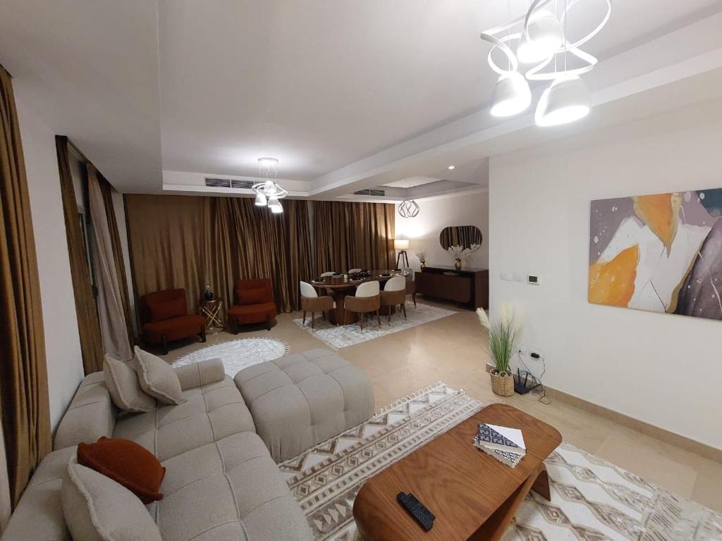 Posezení v ubytování Cairo Festival City ,New, Luxury, Modern 3BR + Maid Room