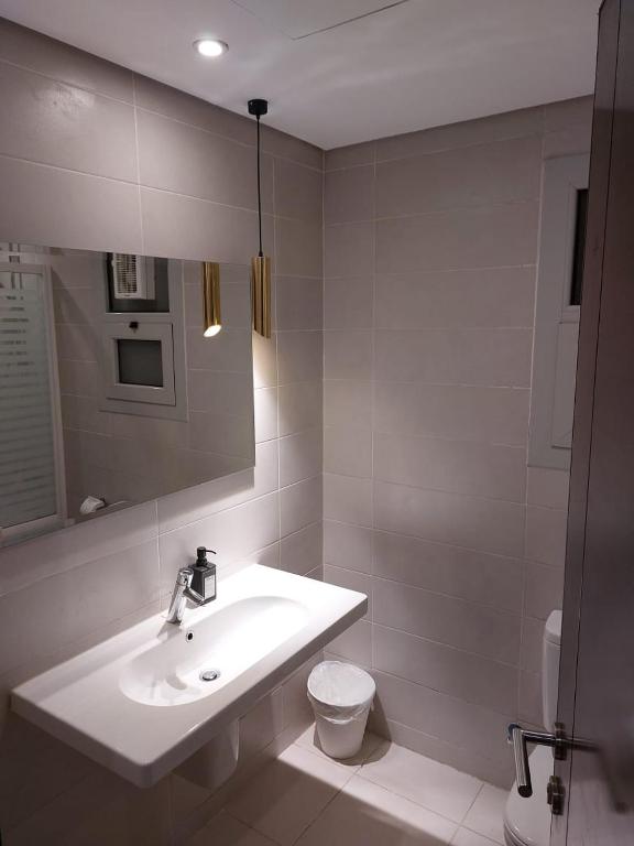 Koupelna v ubytování Cairo Festival City ,New, Luxury, Modern 3BR + Maid Room