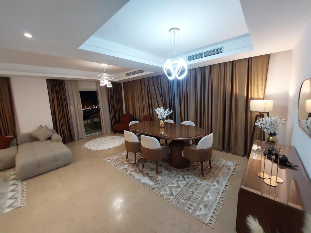 Posezení v ubytování Cairo Festival City ,New, Luxury, Modern 3BR + Maid Room