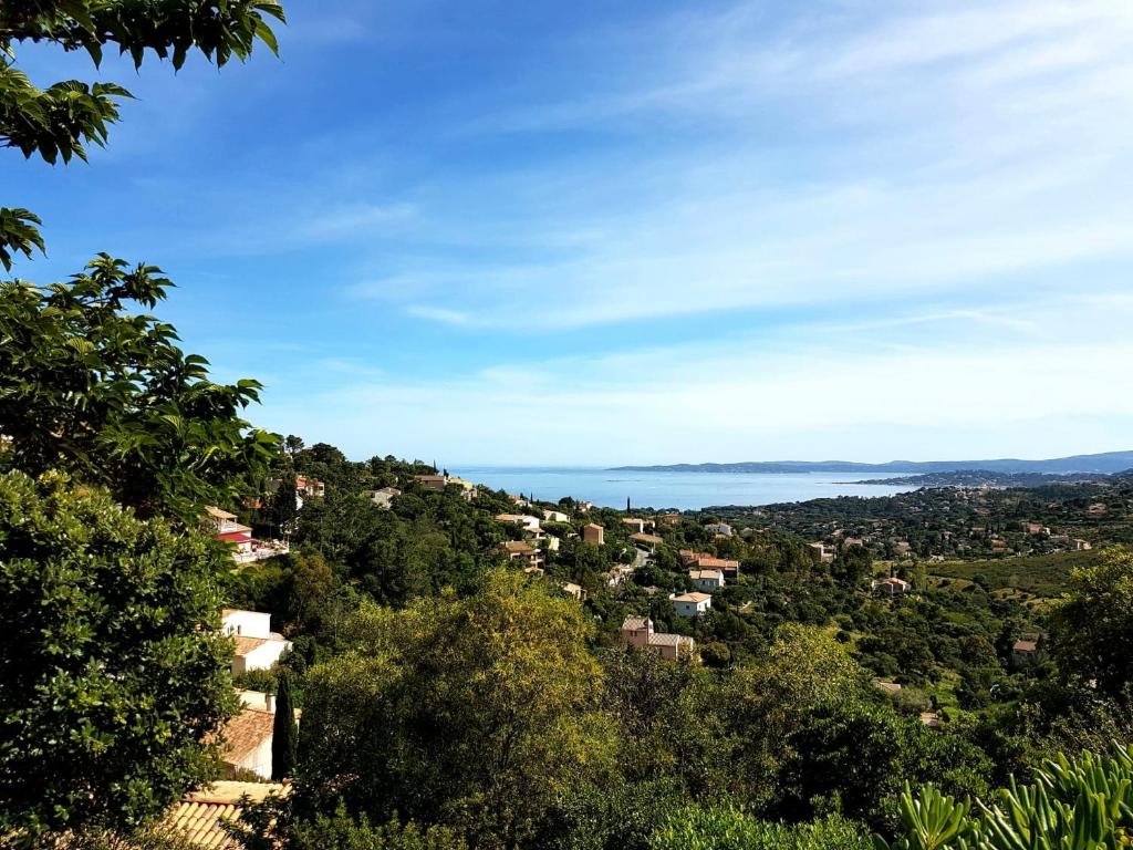 - une vue sur la ville depuis une colline avec l'océan dans l'établissement Le Petit Bonheur - Location de vacances (Studio 4P), à Roquebrune-sur Argens