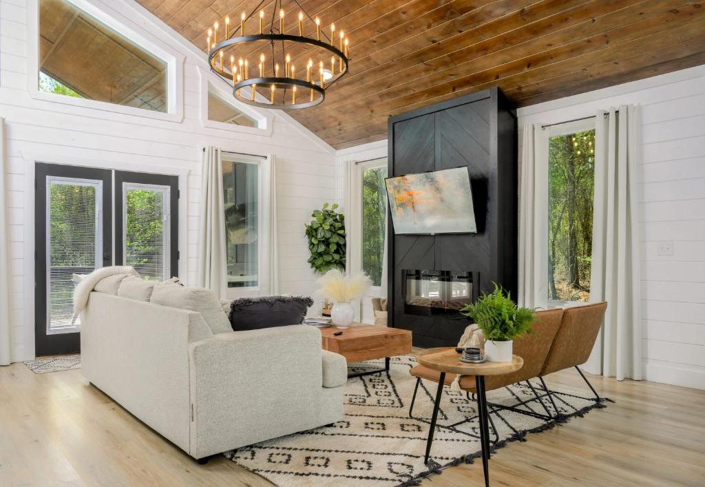 NEW Farmhouse-Chic Cabin with Hot Tub & Firepit photo