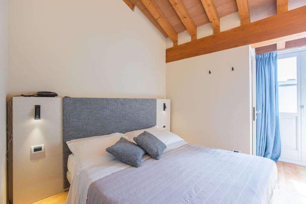 Uma cama ou camas num quarto em Albergo Del Sole