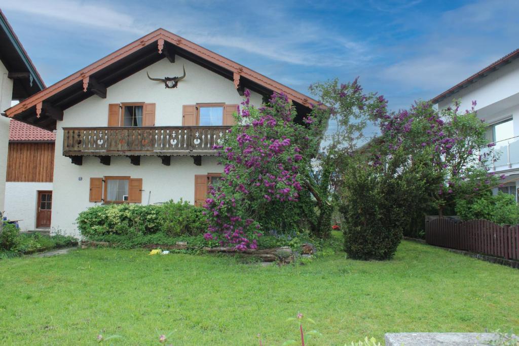 une maison avec un balcon et une cour dans l'établissement Haus & Garten bis zu 6 Personen!, à Rosenheim