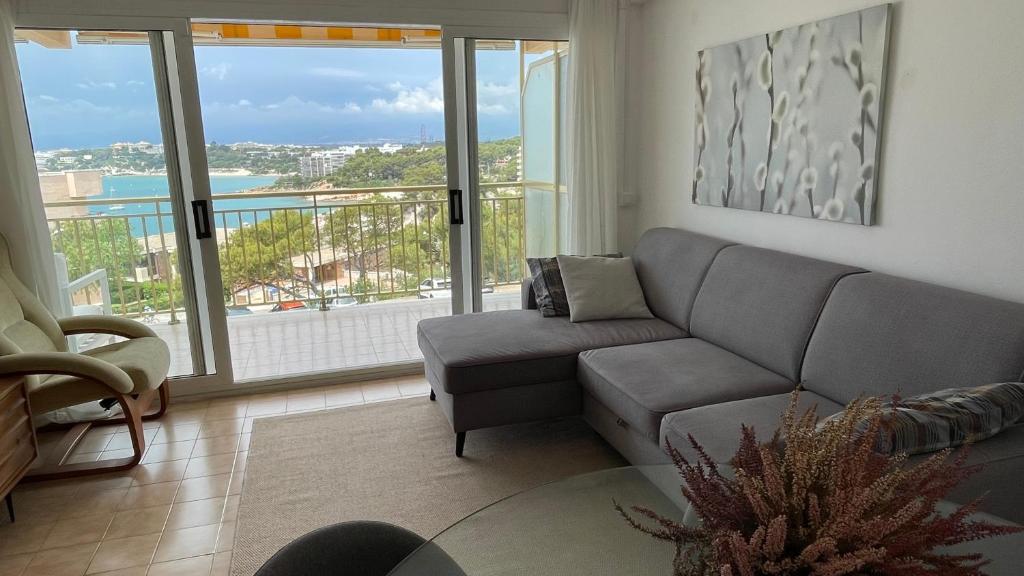 sala de estar con sofá y ventana grande en Cap Salou Mar en Salou