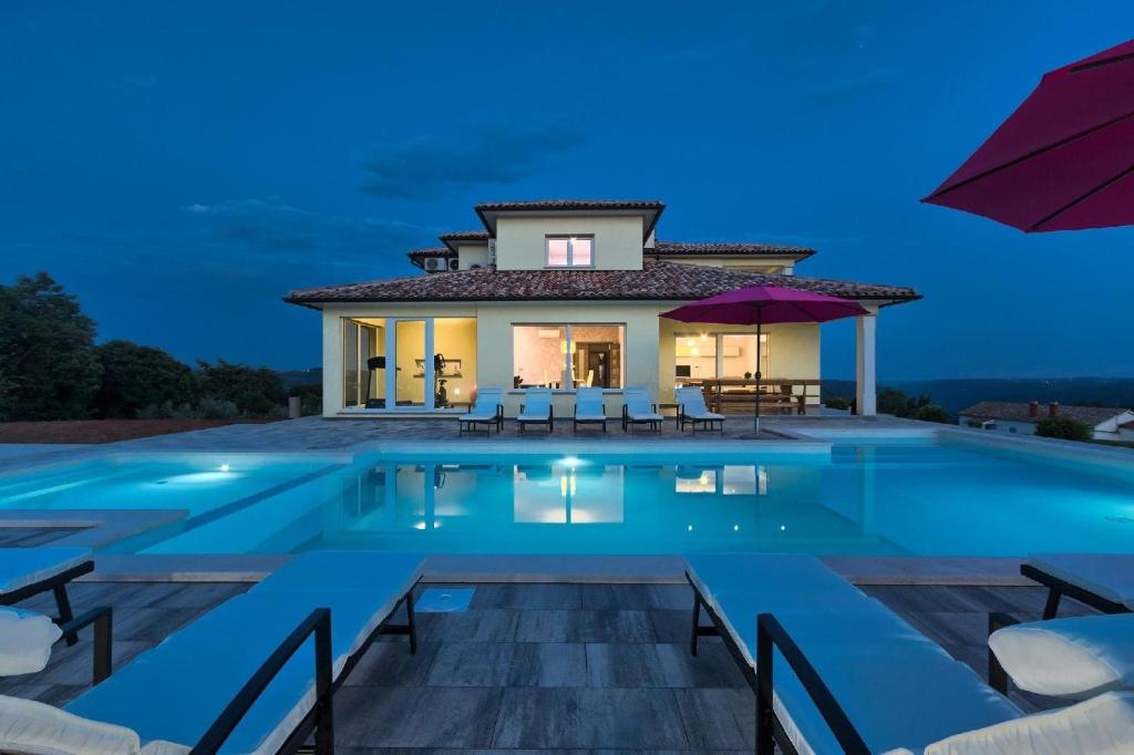 une villa avec une piscine la nuit dans l'établissement Ferienhaus mit Privatpool für 12 Personen ca 350 qm in Barban, Istrien Bucht von Raša, à Barban