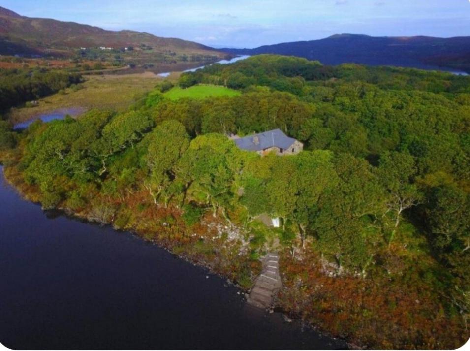 uma vista aérea de uma casa numa ilha na água em Acorn Cottage em Glenbeigh