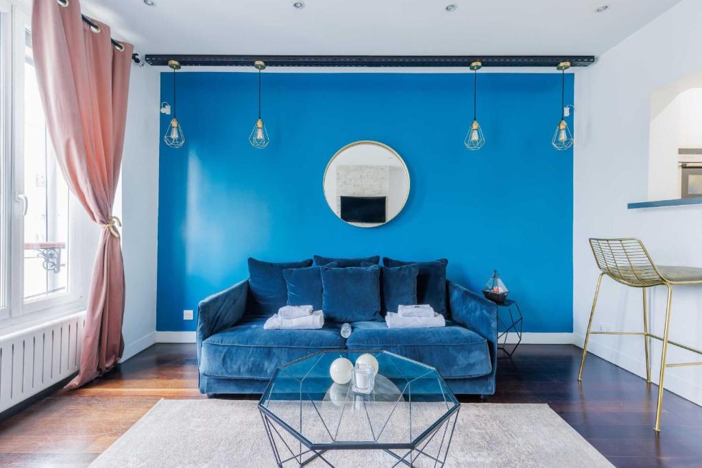 Sala de estar azul con sofá azul en Charming 4P apartment Saint Mande, en Saint-Mandé