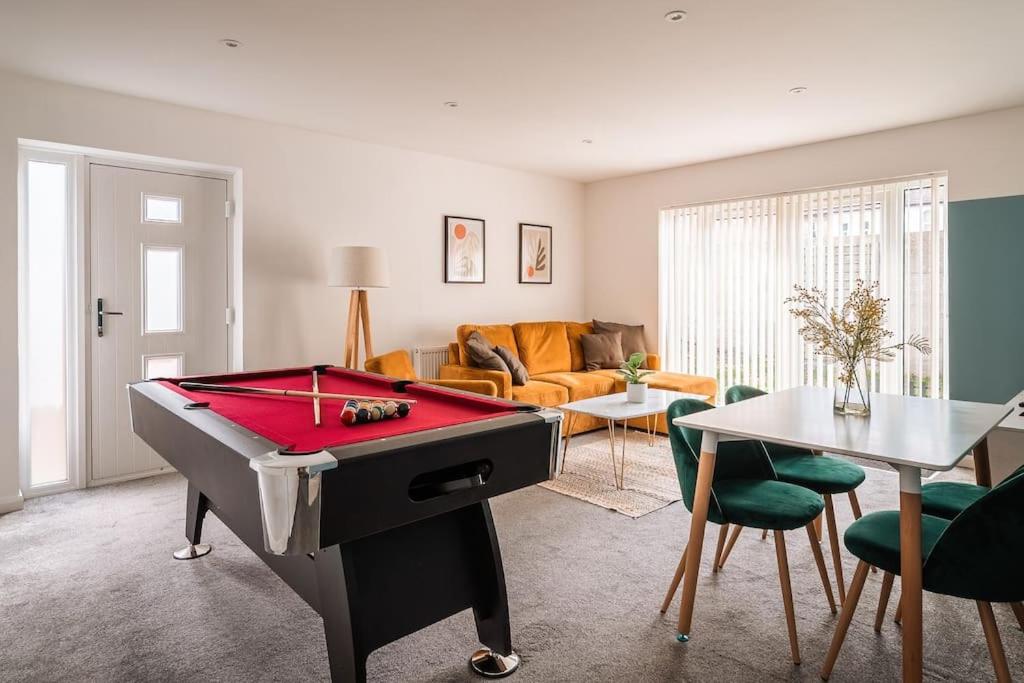 ein Wohnzimmer mit einem Billardtisch in der Unterkunft Contractor Base Sleeps 7, Pool Table & PS4 in Gillingham