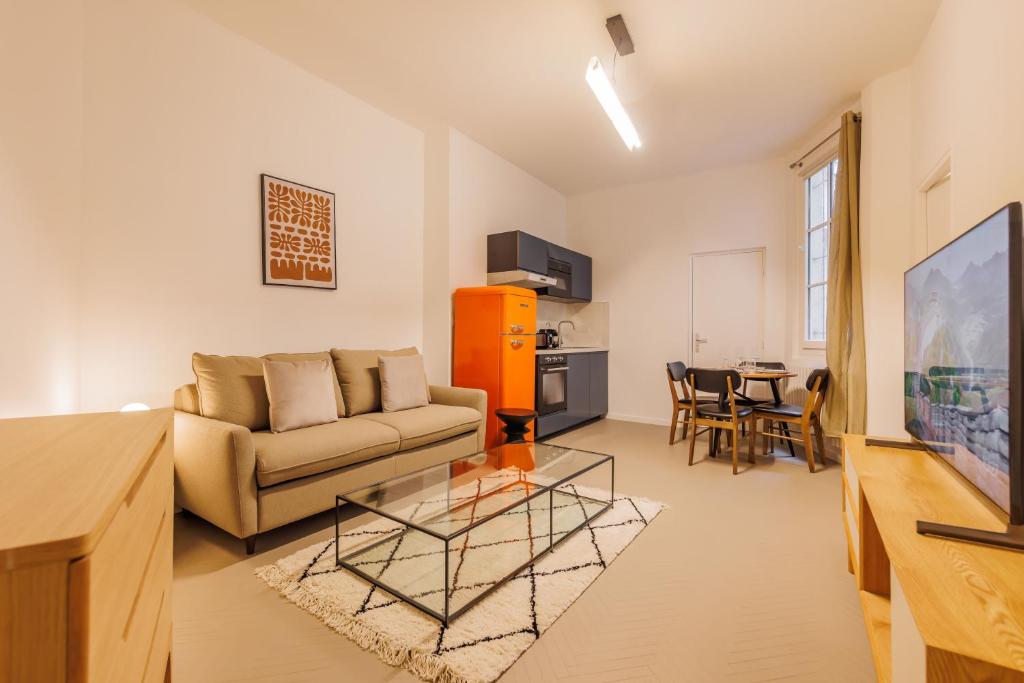 un salon avec un canapé et une table dans l'établissement Cosy apartment - 1BR-4P - Marais-Place des Vosges, à Paris
