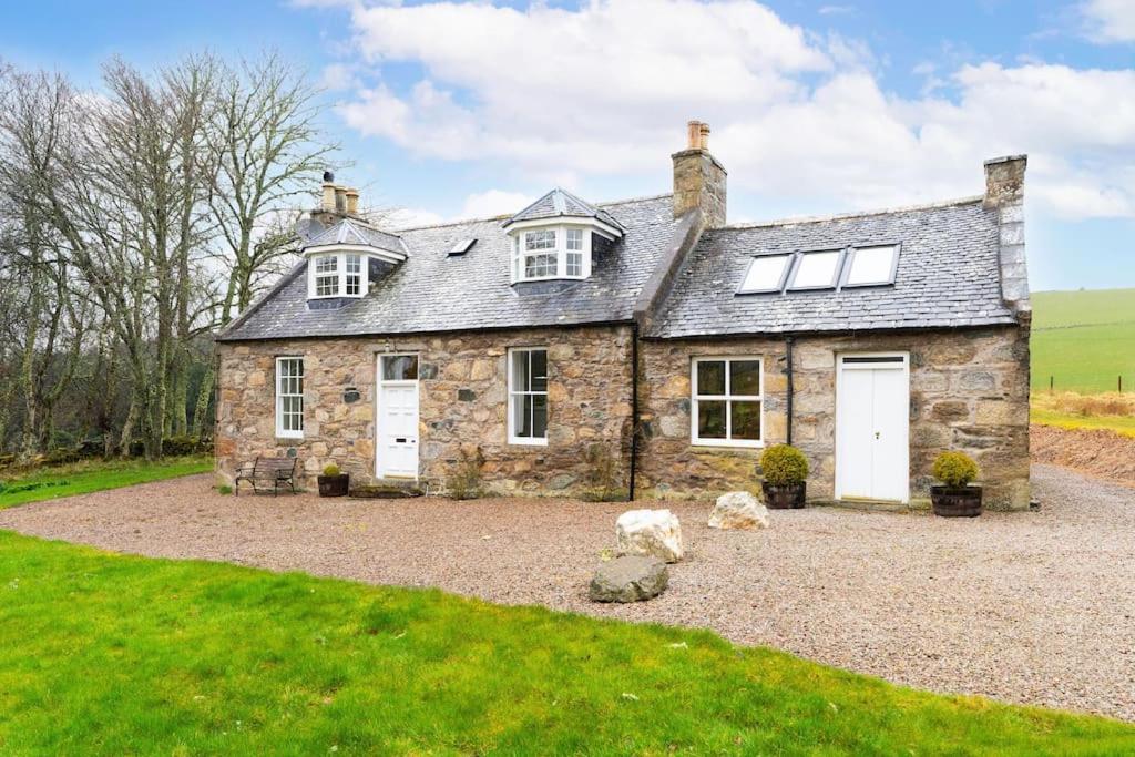 ein altes Steinhaus mit Kieseinfahrt in der Unterkunft Westerpark Cottage, Pet & Family Friendly Countryside Retreat, Aberdeenshire in Huntly