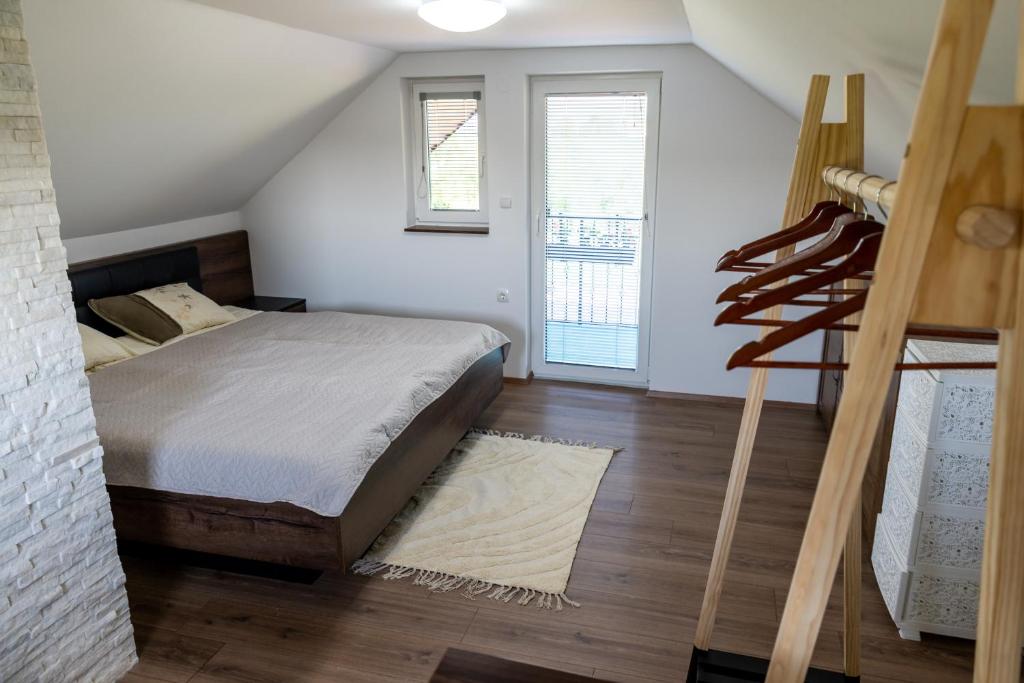 1 dormitorio con 1 cama y escalera en APARTMA ENI, en Moravske Toplice
