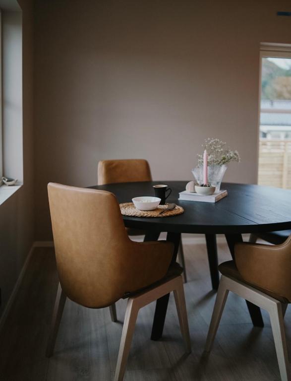 jadalnia z czarnym stołem i krzesłami w obiekcie Hus på Valderøya w mieście Valderhaug
