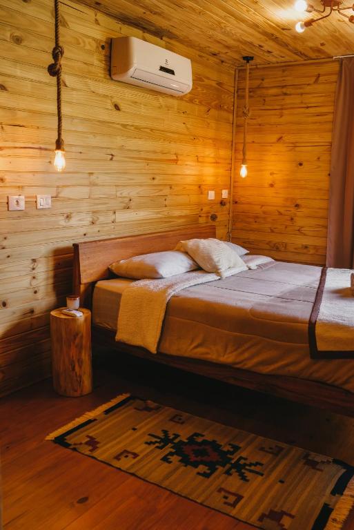 Postel nebo postele na pokoji v ubytování Into The Wild Cabin