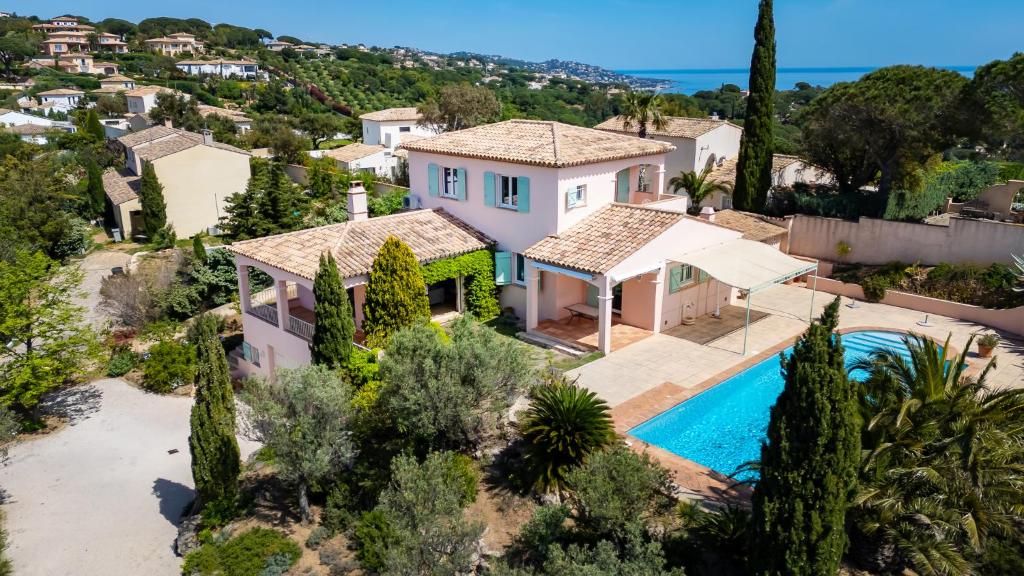 une vue aérienne d'une maison avec piscine dans l'établissement Maison de vacances face au golf de St-Maxime, à Sainte-Maxime