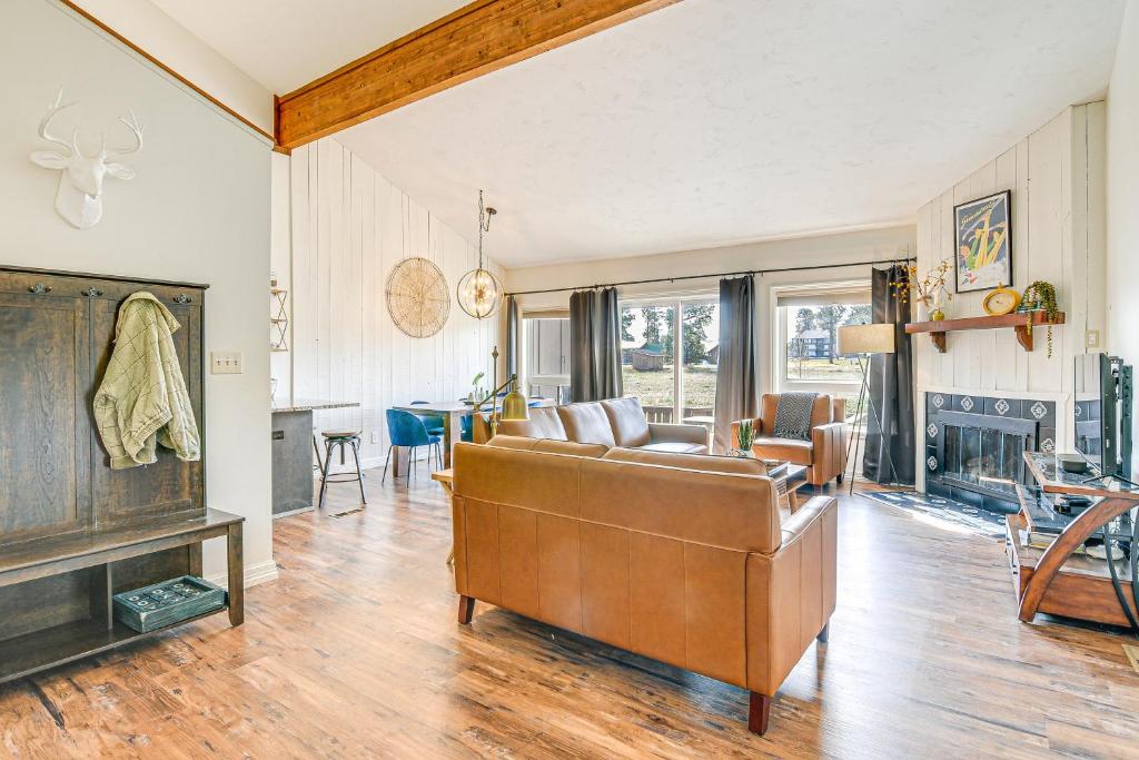 un soggiorno con divano e camino di Pagosa Springs Condo with Grill, Near Wolf Creek! a Pagosa Springs