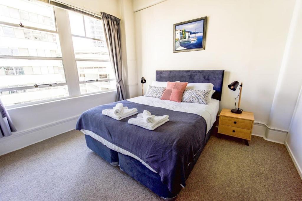 een slaapkamer met een bed met twee handdoeken erop bij Central Auckland 1-bedroom apartment in Auckland