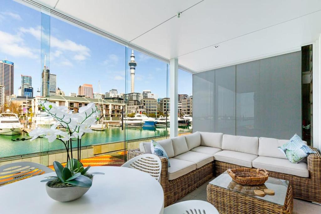 View of Beautiful harbour view apartment by Zodiak Stays, Auckland (updated ...