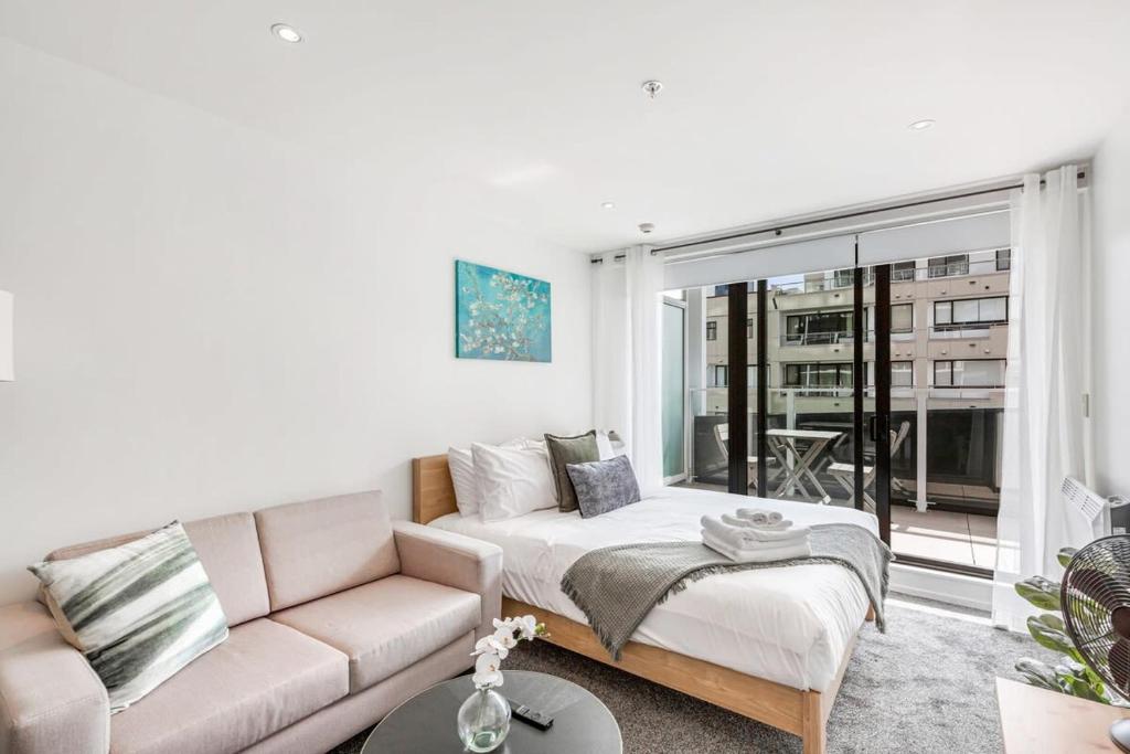 Photo inspiration: Fresh Look at Central Studio Private Balcony By Zodiak Stays Auckland Precios
