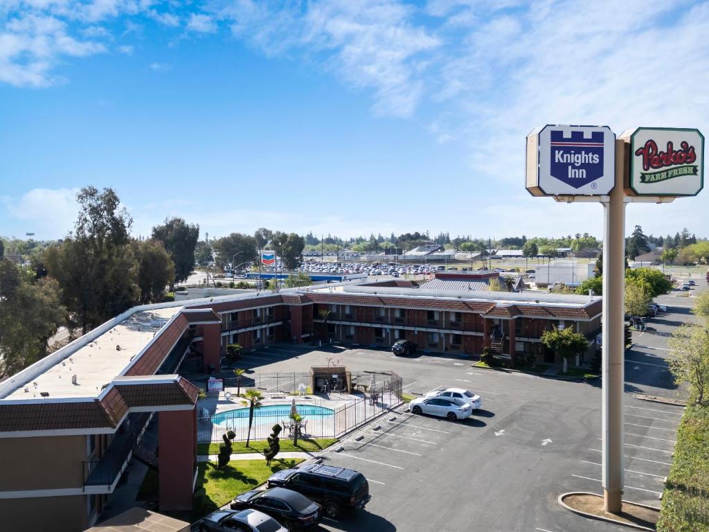 una vista aérea de un hotel con aparcamiento en Knights Inn Madera, en Madera