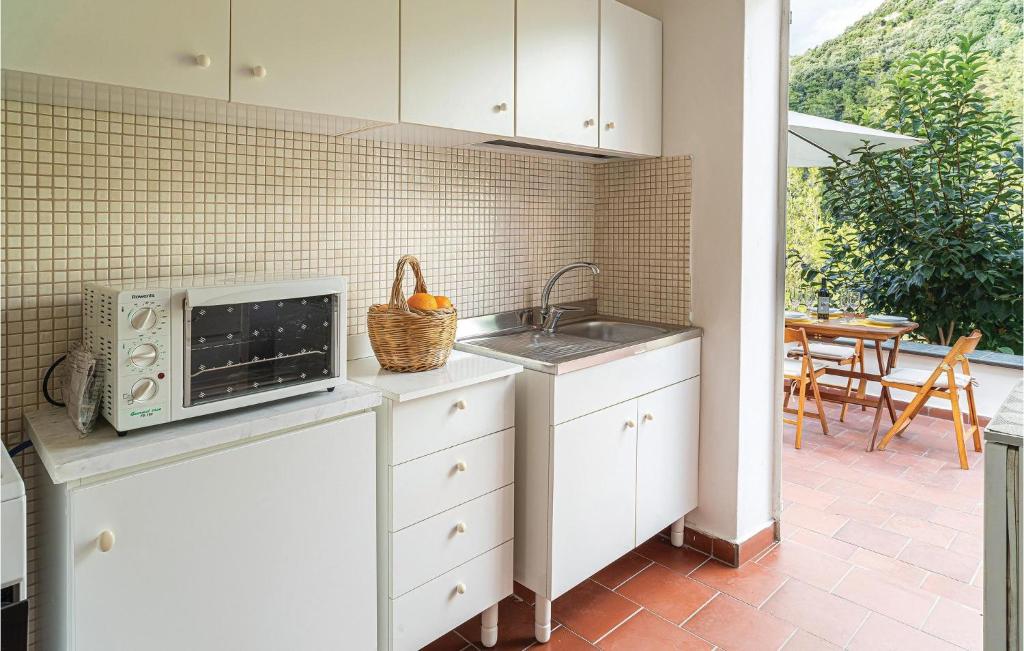 Kuchnia lub aneks kuchenny w obiekcie Cozy Home In Torraca With Wifi