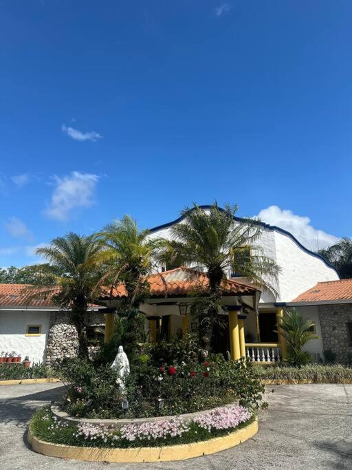 a building with a garden in front of it at Quinta Las Victorias in Valle de Anton