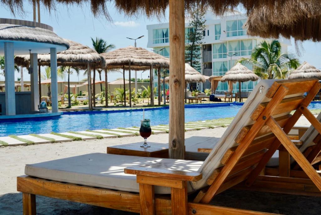Bazén v ubytování Hotel Presidente Beach Playas nebo v jeho okolí