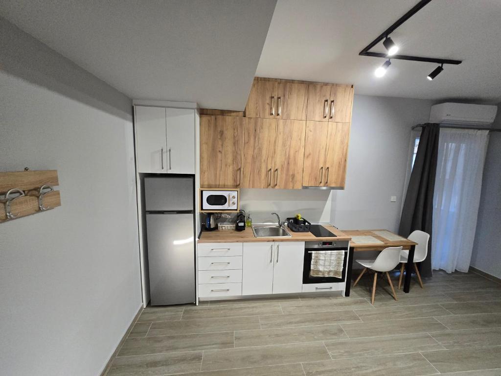 GREKO HOME WITH FREE PRIVATE PARKINg - 1