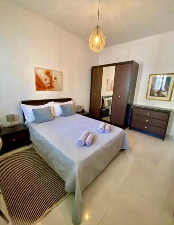 Postel nebo postele na pokoji v ubytování Maltese Garden Villa