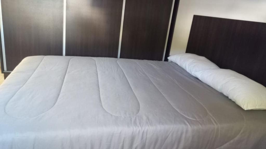1 cama blanca grande con cabecero de madera en Junin Calidez en Junín