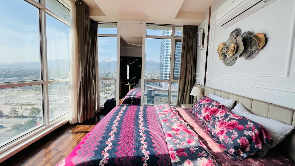 Cama ou camas em um quarto em Executive 2 Bedrooms Apartment Facing Centaurus Mall Islamabad