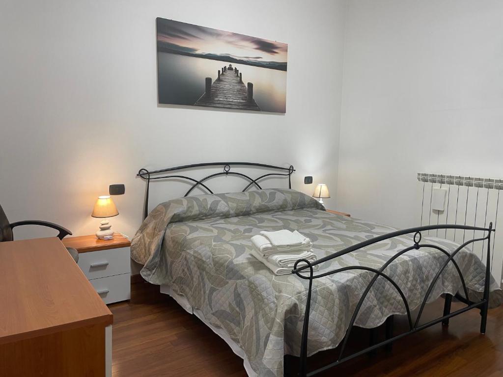 1 dormitorio con 1 cama, escritorio y una foto en Shalu Home, en Verona