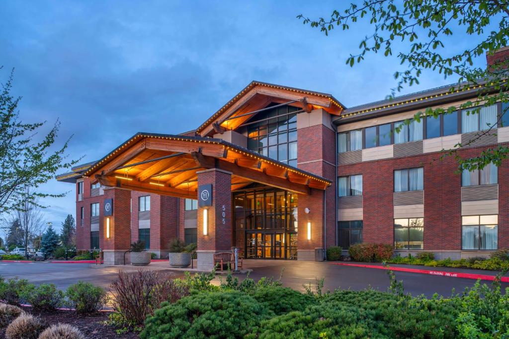 un edificio de oficinas con una gran puerta de cristal en Best Western Premier Boulder Falls Inn en Lebanon