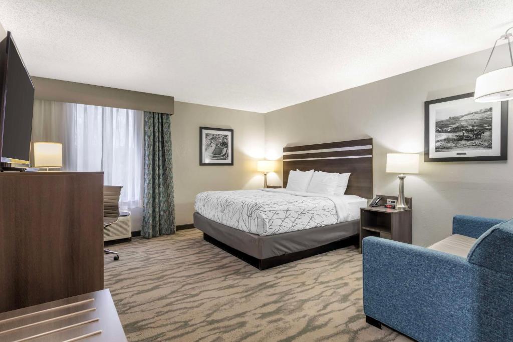 um quarto de hotel com uma cama e um sofá em Best Western Plus Knoxville Cedar Bluff em Knoxville