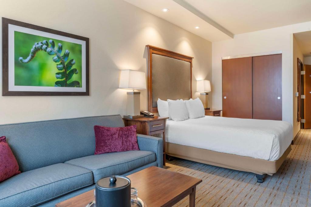 a hotel room with a bed and a couch at Best Western Premier Boulder Falls Inn in Lebanon