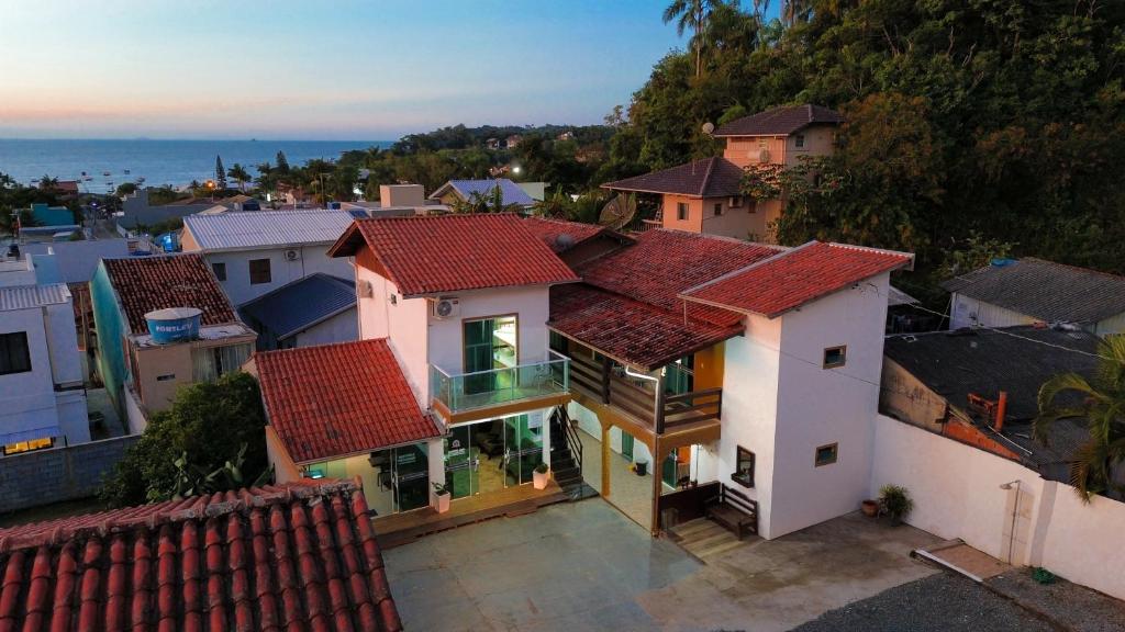 una vista aérea de una casa con techos rojos en Guest House Mel & Mar, en Penha