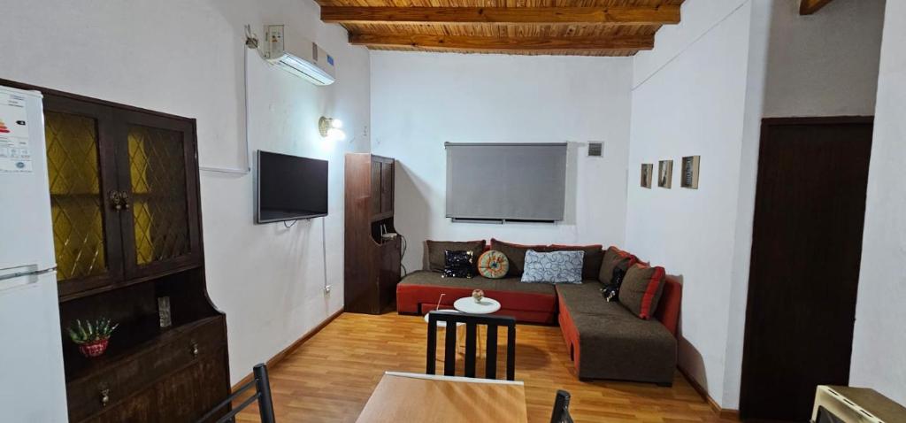 - un salon avec un canapé et une table dans l'établissement DEPARTAMENTO COMPLETO 4 Pers Mza, à Las Heras