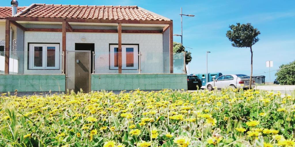 ein Haus mit einem Blumenfeld davor in der Unterkunft DORIS Beach House. Praia Furadouro .Ovar.Aveiro in Furadouro