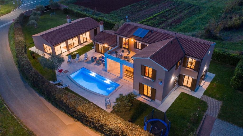 une vue aérienne d'une maison avec piscine dans l'établissement Ferienhaus mit Privatpool für 10 Personen ca 310 qm in Barban, Istrien Bucht von Raša, à Barban