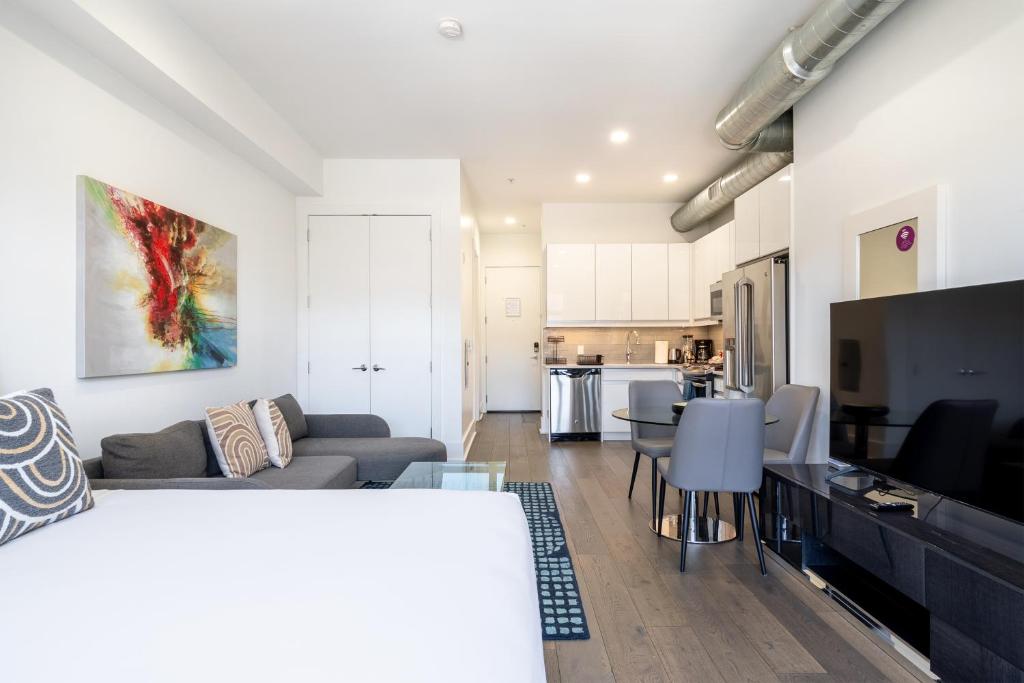 Kuchyň nebo kuchyňský kout v ubytování Dharma Home Suites Hoboken