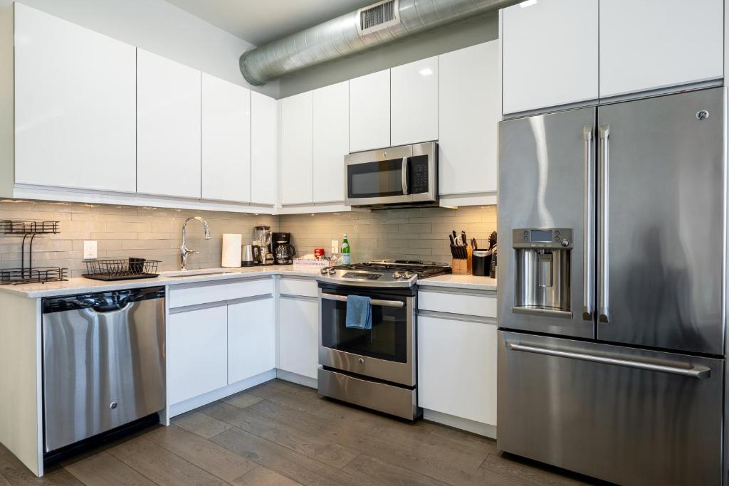 Kuchyň nebo kuchyňský kout v ubytování Dharma Home Suites Hoboken
